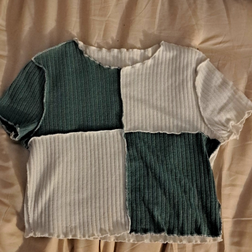 It's a shein crop top it's size medium and its green and white